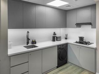 Modern Renovated Spacious Studio Apt with Pool, Gym & Jacuzzi Access in Dubai Marina, Step to Metro - 8