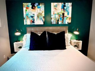 Spotless Full Sized Apartment! Montrose Stays An Art Lover's Dream - 9