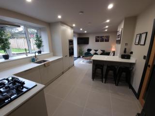 New Stylish 4-Bed-WiFi-Free Parking - Leamington Spa - 0