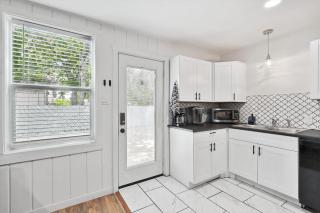 Delightful 1BR 1BA Cozy Holiday Flat - 3