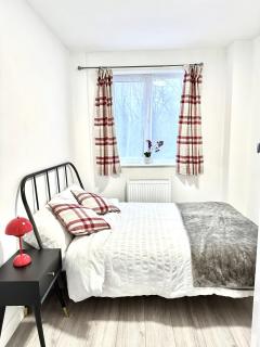 4B4B Entire House Sleeps 11 Driveway Parking near Coventry University and City Centre - 9