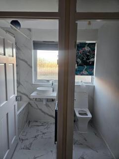 Modern Cozy central beautiful and Stylish 2 bed house with Smart TV Sleeps up to 6 - 8
