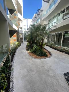 Spacious apartment 1 block from the beach - 9