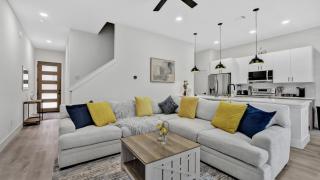 Pet-Friendly l Chic City Escape - Dallas Edition - 4