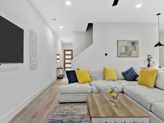 Pet-Friendly l Chic City Escape - Dallas Edition - 8