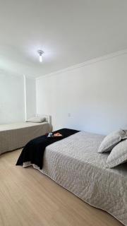 Apto das Orquídeas- 3 Quartos - Apto espaçoso,confortável com 2 sacadas de frente para avenida principal! - Piratuba - 6