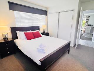 Hutcheson St - Christchurch Holiday Homes - - 5