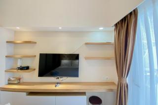 Best and Comfy Studio Tokyo Riverside PIK 2 Apartment By Travelio - Rawalembang - 3