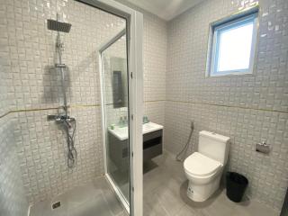 H1市中心稀有的直达私家海滩的现代豪华泳池别墅h - 2