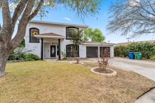 4 Bedroom Family Oasis - 5 Mins to SeaWorld - River Walk - Sleeps 12 - 2 King Suites - San Antonio - 7