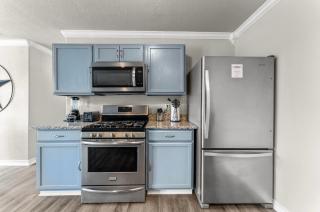 4 Bedroom Family Oasis - 5 Mins to SeaWorld - River Walk - Sleeps 12 - 2 King Suites - San Antonio - 5