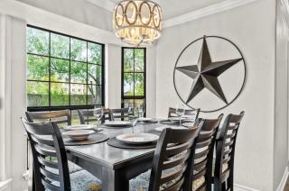4 Bedroom Family Oasis - 5 Mins to SeaWorld - River Walk - Sleeps 12 - 2 King Suites - San Antonio - 3