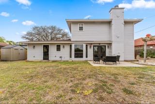 4 Bedroom Family Oasis - 5 Mins to SeaWorld - River Walk - Sleeps 12 - 2 King Suites - San Antonio - 1