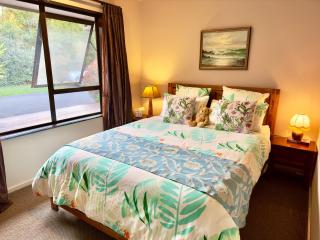 Acacia Bay Lodge- Private Manor with Lake and Garden views - Taupo - 8