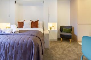 Trendy Central City Studio Stay - 9