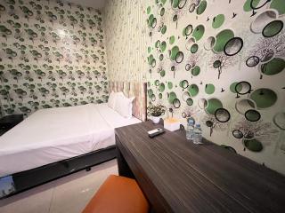 Louise Hotel - Glugur - 8