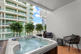 Lush Living with Jacuzzi and Burj Khalifa View - Dubai - 8