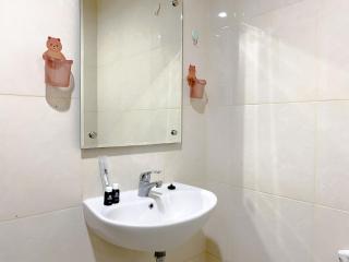 Modern Studio No Kitchen at Elvis Tower Apartment By Travelio - Bekasi - 8