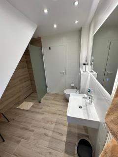Zwei Ferienwohnungen Anker max 5 Personen & Leuchtturm max 4 Personen, direkt in Steinhude Scheunenviertel, Balkon, WLAN , Privater Parkplatz, Wallbox - Steinhude - 6
