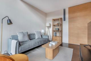 Blueground Hoxton balcony overlooking canal LON-439 - 9