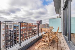 Blueground Hoxton balcony overlooking canal LON-439 - 4