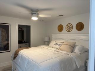 102nd Ave N 2 bedroom 2 bath Unit 1 Naples Park Walk to Mercato_Pickleball Championships - Naples - 3