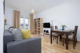 Bright Apartment with Parking near the PGE National Stadium by Noclegi Renters - Warschau - 2
