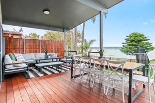 Waterfront Sunset Getaway & Pool - Budgewoi - 5