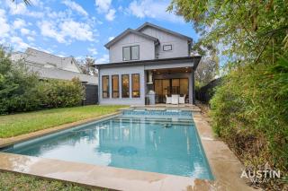 Pool Jacuzzi Covered Patio in Family 4BD 3BA East Austin Home by Austin Vacay - 7