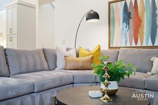 Pool Jacuzzi Covered Patio in Family 4BD 3BA East Austin Home by Austin Vacay - 6