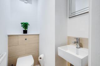 Two Bedroom Apartment By Brookland Stays Serviced Accommodation Short Lets Manchester With Free WiFi - 8