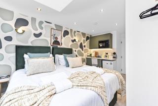 Sleek & Modern Studio Getaway with Artistic Flair - 0