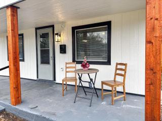 Charming Retreat 3BR Home with Private Yard - Vinita - 9