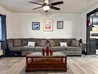 Charming Retreat 3BR Home with Private Yard - Vinita - 0