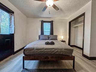 Charming Retreat 3BR Home with Private Yard - Vinita - 8