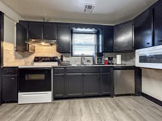 Charming Retreat 3BR Home with Private Yard - Vinita - 6