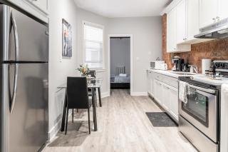 Boutique 2BR Apartment on James St North Sleeps 6 - Hamilton - 7