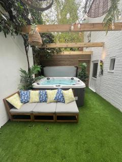 Town Centre Apartment with Hot Tub - Cheltenham - 2