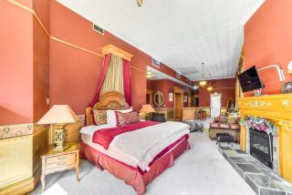 Downtown Yankton Suite Walk to Restaurants! - 5