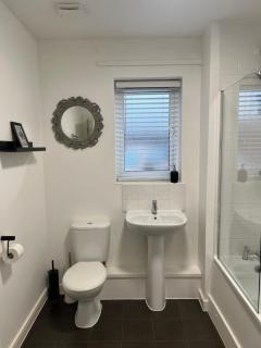 Home Away from Home: Cozy Two Bedroom Apartment - Banbury - 5
