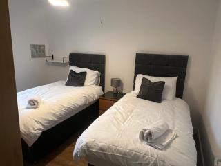 Home Away from Home: Cozy Two Bedroom Apartment - Banbury - 6