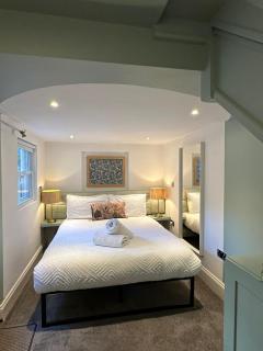 Town Centre Apartment with Hot Tub - Cheltenham - 2