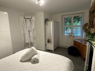 Town Centre Apartment with Hot Tub - Cheltenham - 3