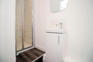 Large City Centre 3 Bed Flat with Parking - Cardiff - 1