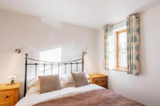 Travel Fox Cottages- Swimming Lake, BBQ Hut, Games Area - Alton Towers - 8