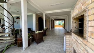 Casa espaçosa com sala de jogos interna e externa - 2