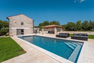 Beeindruckende Steinfinca mit privatem Salzwasserpool, Panoramablick aufs Meer, Grill - - 0