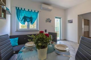 Hundefreundliches Apartment mit BBQ, privatem Balkon und nur 700 Meter zum Strand - Crikvenica - 6