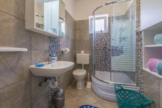 Hundefreundliches Apartment mit BBQ, privatem Balkon und nur 700 Meter zum Strand - Crikvenica - 1