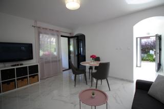 Komfortables Apartment mit privater Terrasse, Spielplatz, Grill, Liegen, Waschmaschine - Poreč - 7